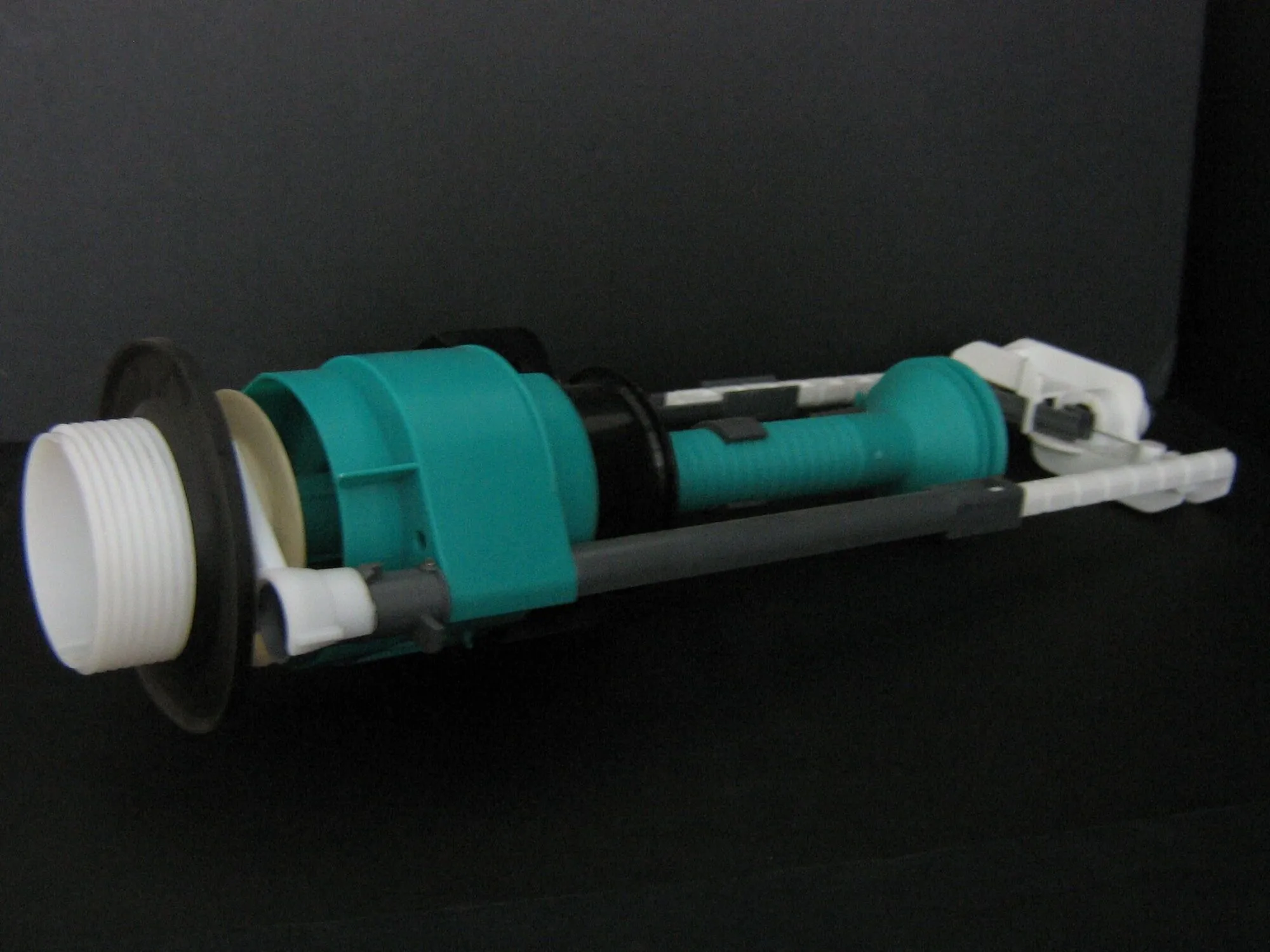 Pneumatic flush valve with rubber seal