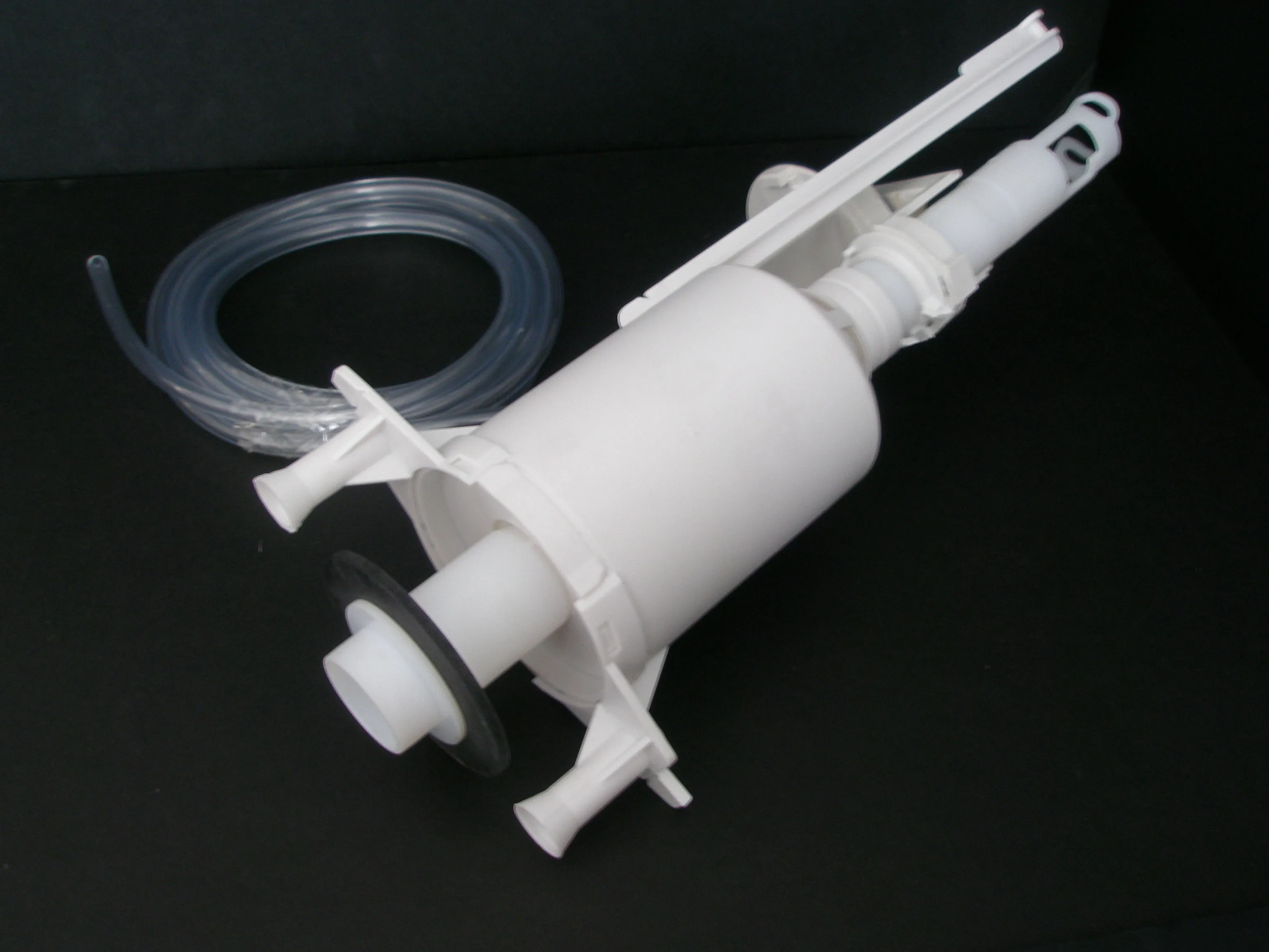 Pneumatic flush valve with rubber gasket